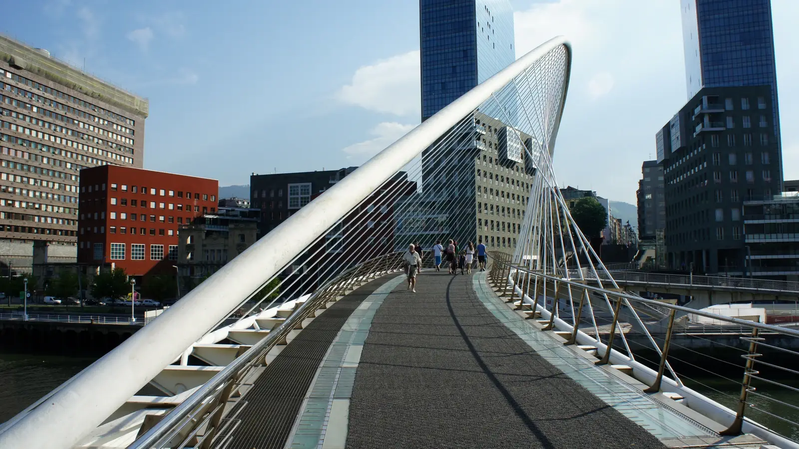 Zubizuri-bron och moderna byggnader i Bilbao