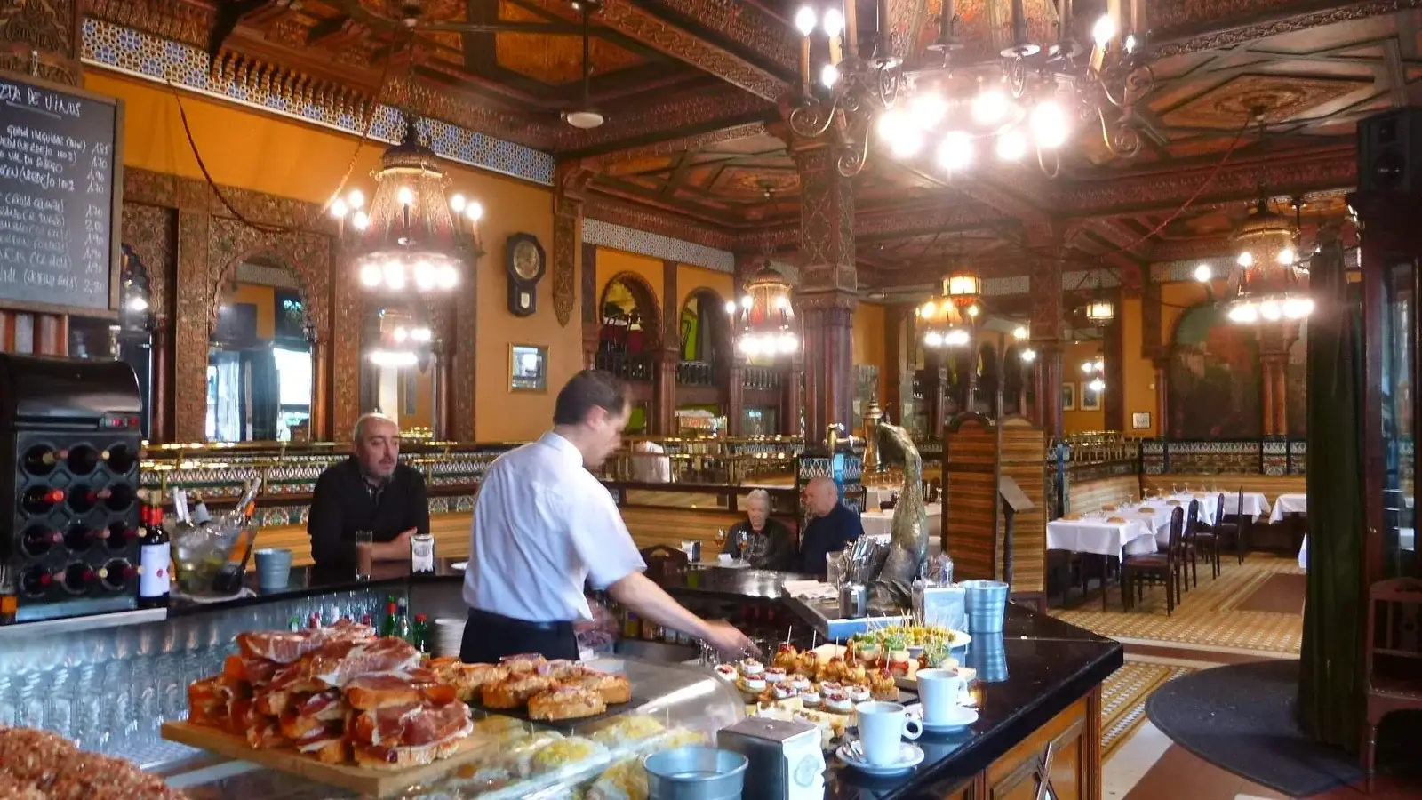 Interiören på historiska Café Iruña i Bilbao
