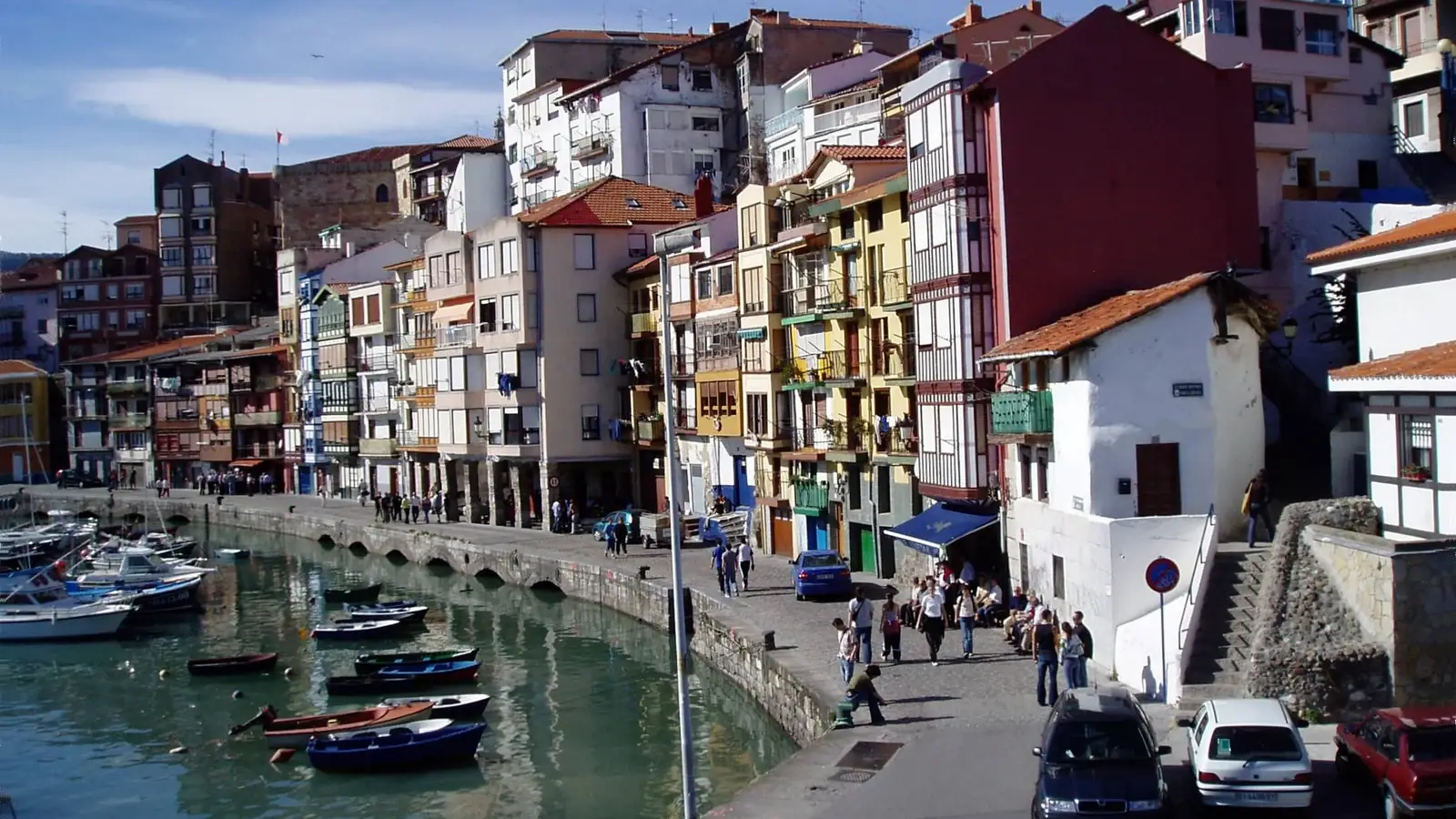 Hamnen och husen i Bermeo