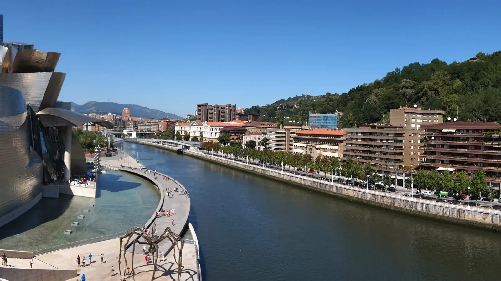 Bilbao från ovan med floden och stadens centrala delar