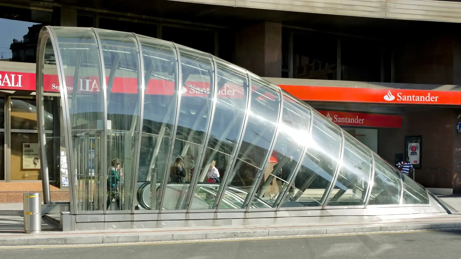 Glasingång till Metro Bilbao vid Moyúa