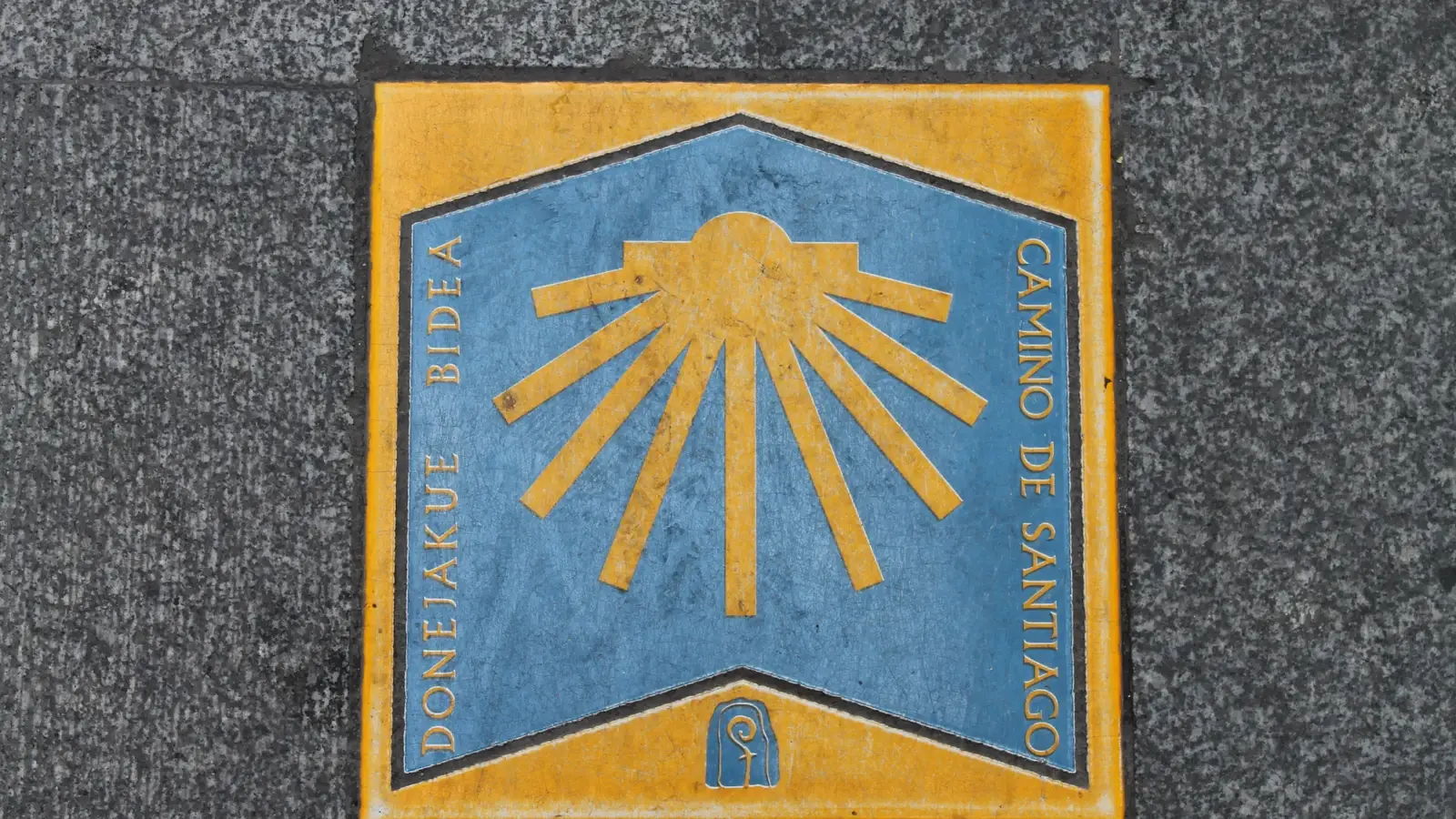 Camino de Santiago-markering i Bilbaos gamla stad