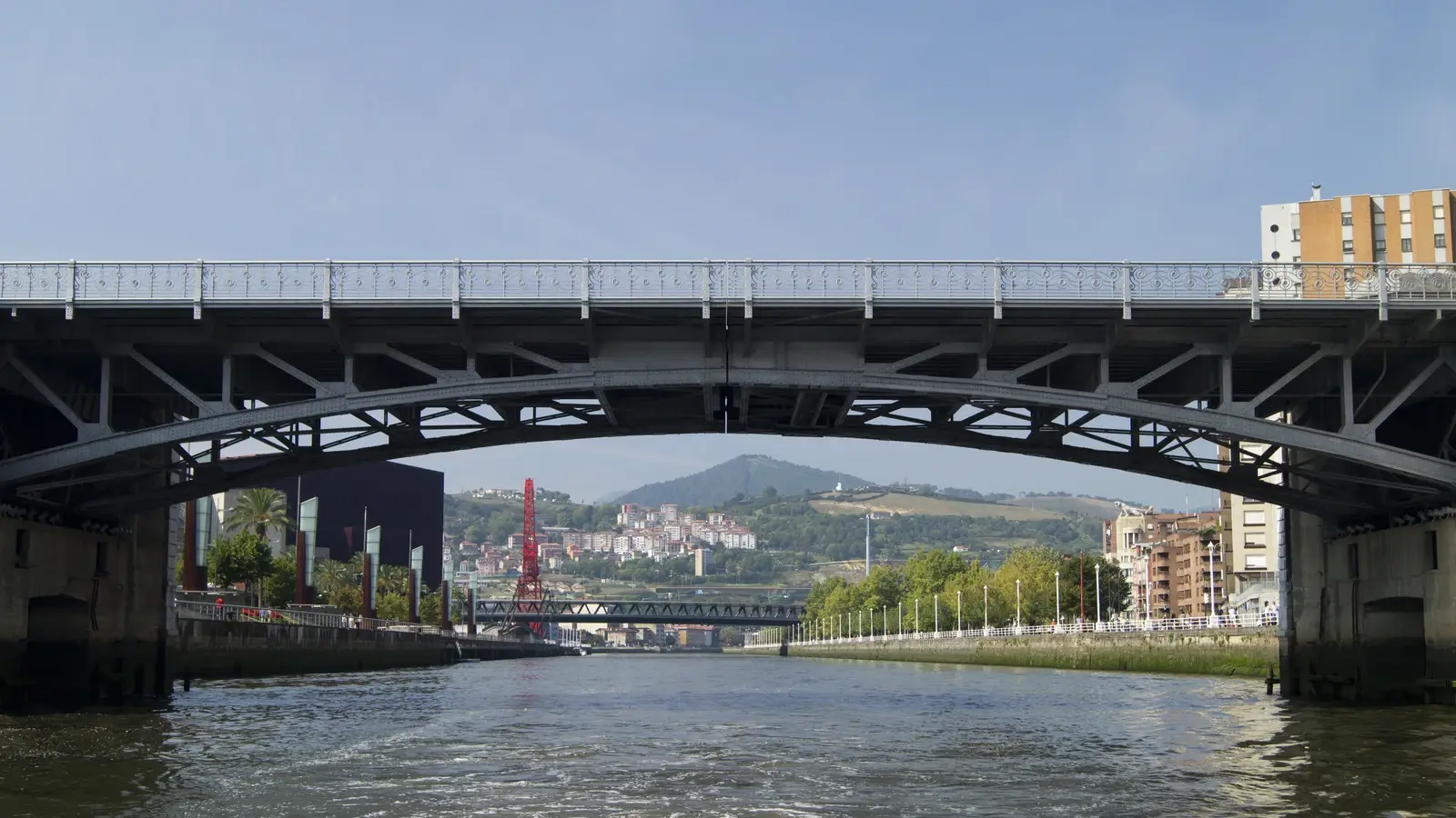 Deustobron över floden i Bilbao