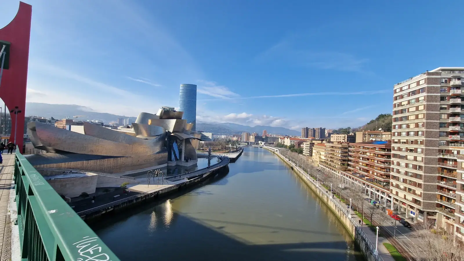 Utsikt över Bilbaos flod och Guggenheim från La Salve-bron