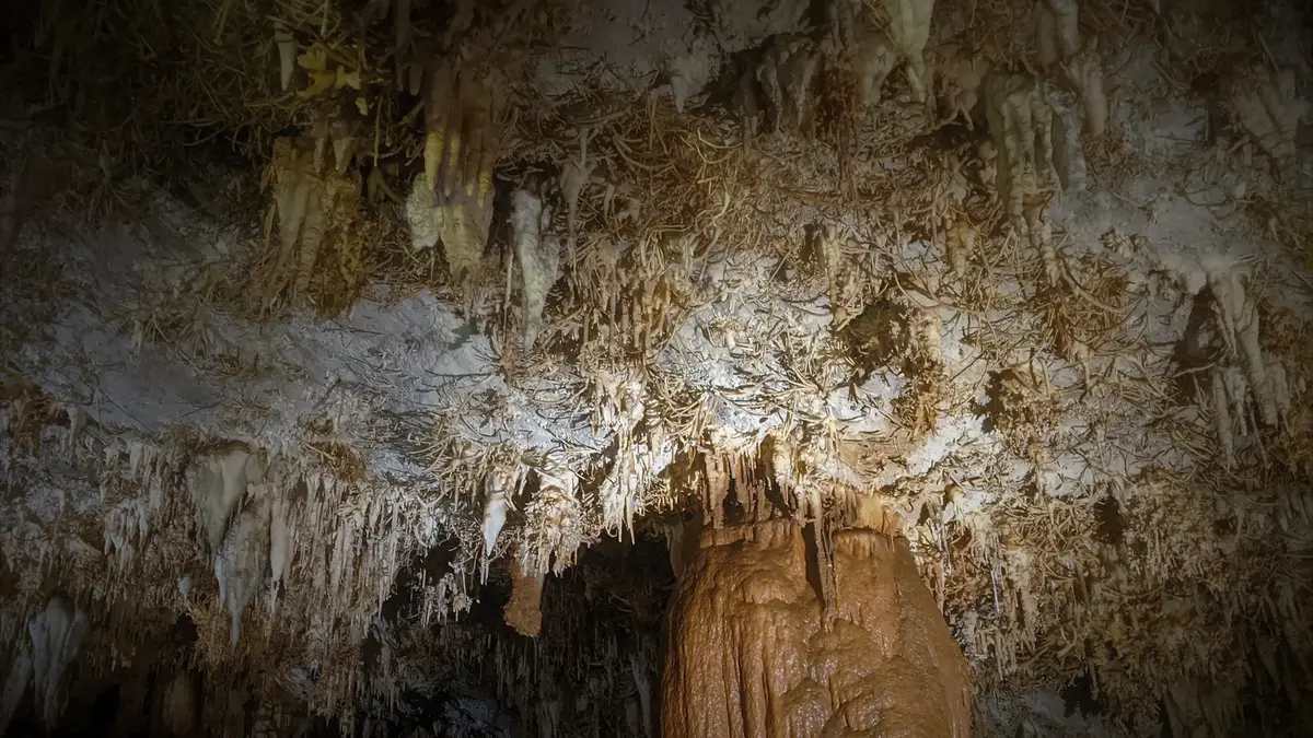 Stalaktiter och stalagmiter i Pozalagua-grottan