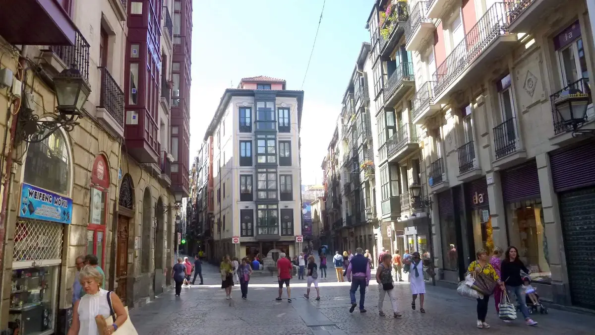 Gatumiljö i Casco Viejo i Bilbao