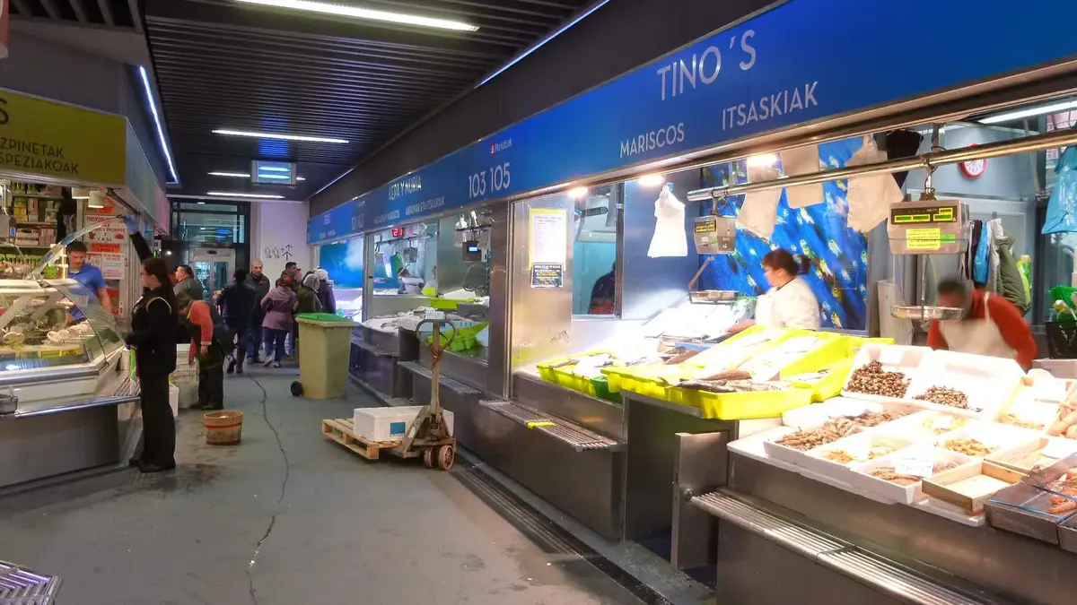 Interiören i Mercado de la Ribera i Bilbao