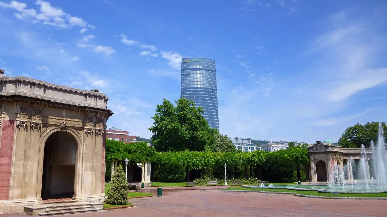 Doña Casilda-parken och Iberdrola-tornet i Bilbao