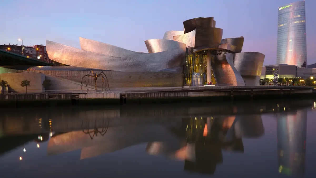 Guggenheim Museum i Bilbao i skymningsljus