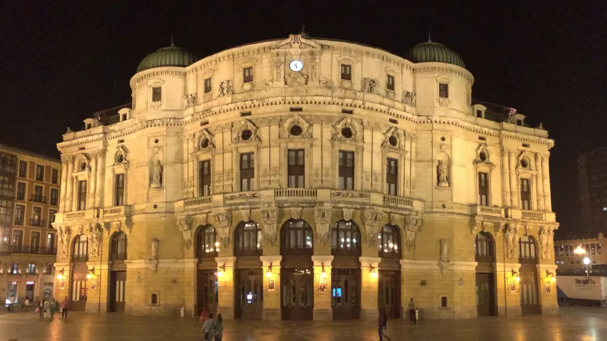Teatro Arriaga upplyst på kvällen i Bilbao