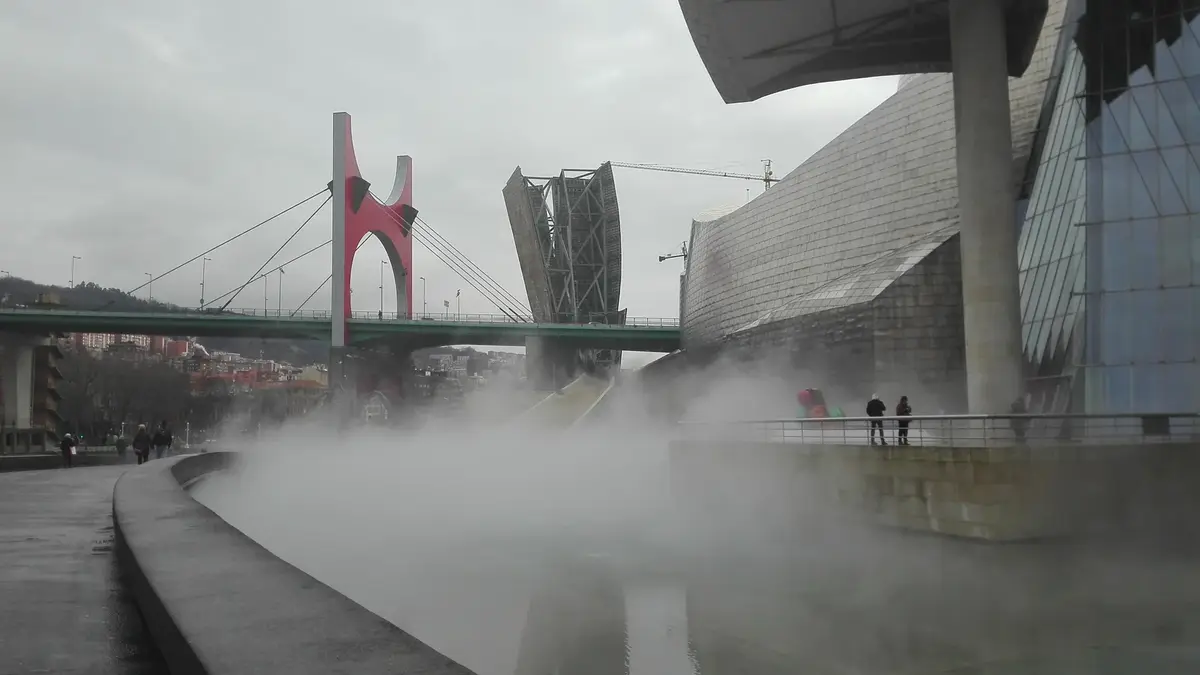 Guggenheimmuseet i Bilbao under molnigt väder