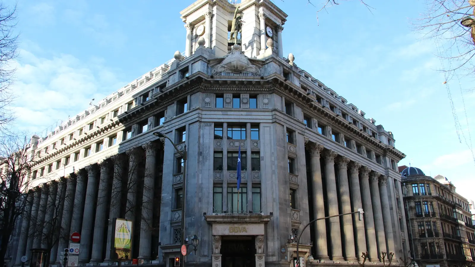 Historisk bankbyggnad på Gran Vía i Bilbao